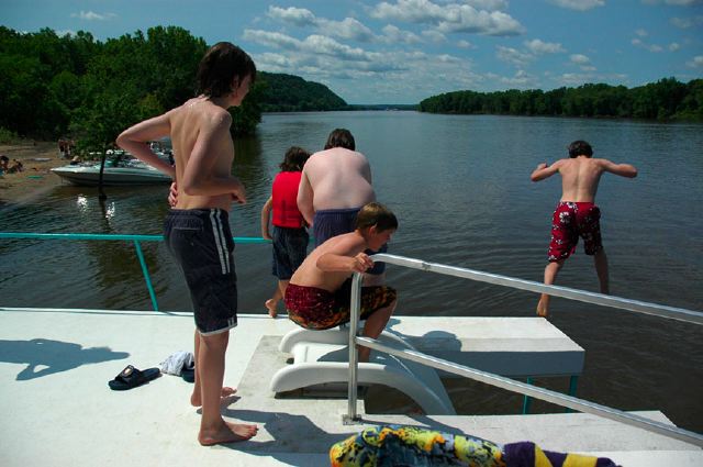 boysonboatjump